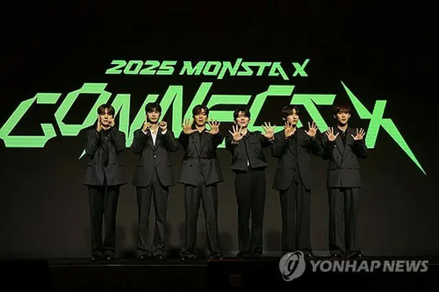 １６日にソウルでデビュー１０周年記念記者会見を開いたＭＯＮＳＴＡ　Ｘ＝（聯合ニュース）