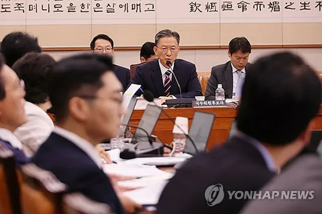 １６日に国会法制司法委員会で開かれた人事聴聞会で答弁する法務部長官候補の鄭成湖氏＝（聯合ニュース）