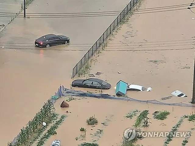 光州市内の冠水した道路に取り残された車（読者提供）＝（聯合ニュース）≪転載・転用禁止≫