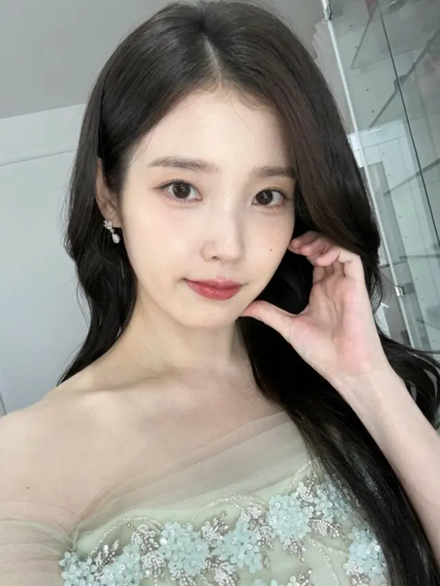 IU（アイユー＆パク・ボゴム、童話の中のお姫様と王子様ビジュアル…眼球浄化ツーショット
