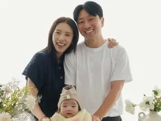 ソン・ダムビ＆イ・ギュヒョク、娘ヘイちゃんの100日記念でかわいい家族写真… 「元気に育ってほしい」