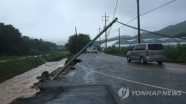 大雨により転倒した電柱＝１９日、山清（聯合ニュース）