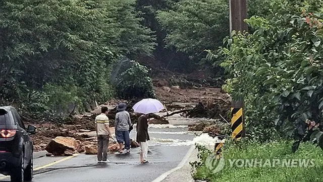 土砂が流れ込んだ道路（読者提供）＝１９日、山清（聯合ニュース）≪転載・転用禁止≫