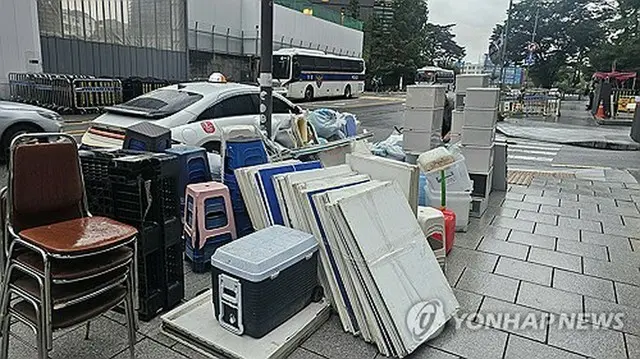 市民団体が少女像のそばで続けてきた座り込みを中止した。座り込みで使っていた資材が歩道に置かれている＝１９日、ソウル（聯合ニュース）