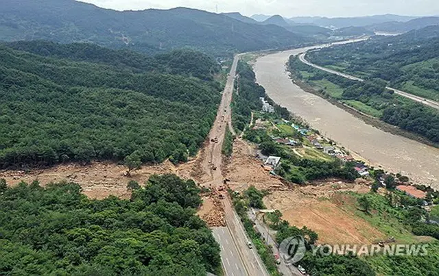 大雨により土砂崩れが発生した慶尚南道山清郡。復旧作業が行われている＝２０日、山清（聯合ニュース）