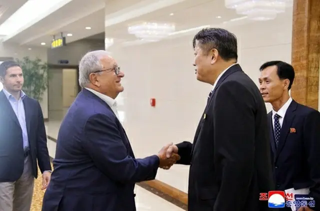 訪朝した世界野球ソフトボール連盟のリカルド・フラッカリ会長＝（朝鮮中央通信＝聯合ニュース）≪転載・転用禁止≫