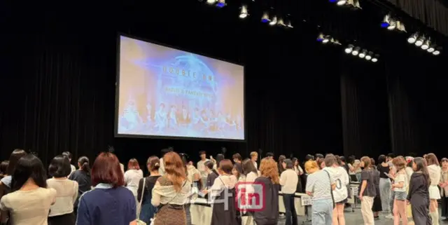 「Double 0ne」のファンサイン会が開催され、ファンが殺到した。