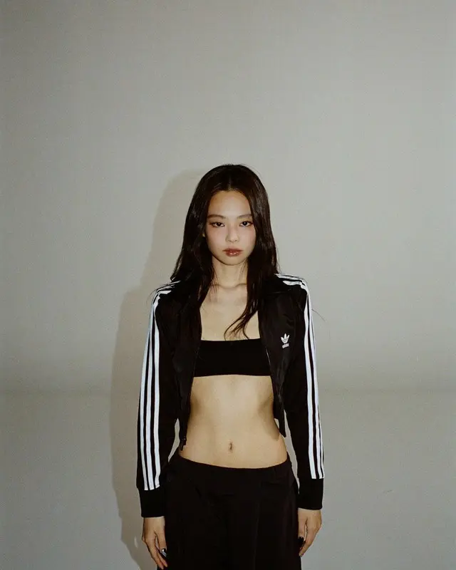 JENNIE（BLACKPINK） 、完璧な“平べったいお腹”…ブラトップを着てハチのウエスト