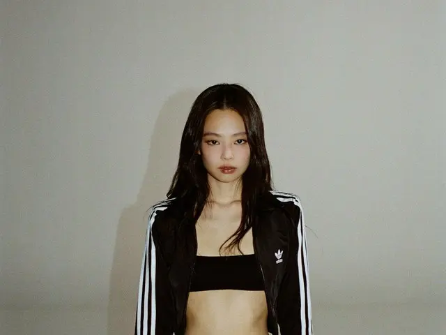 JENNIE（BLACKPINK） 、完璧な“平べったいお腹”…ブラトップを着てハチのウエスト