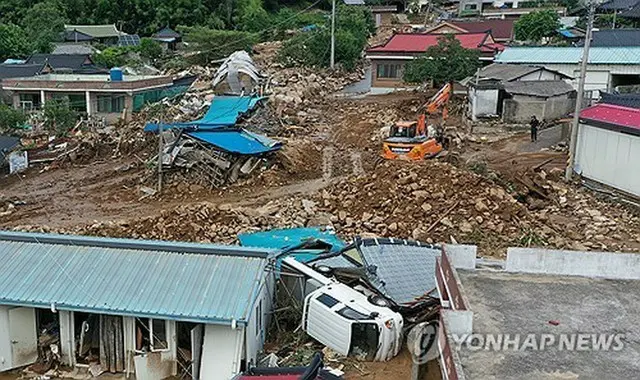 土砂崩れが発生した慶尚南道山清郡の集落＝２０日、山清（聯合ニュース）