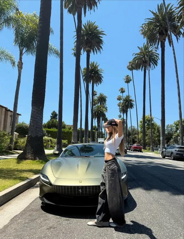 「BLACKPINK」LISA、スーパーカーでアメリカドライブ…ラグジュアリーな日常公開