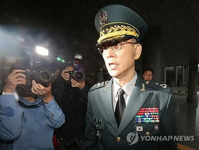 特別検察官の取り調べを受けるため、ソウル高検に入るキム・ヨンデ司令官＝１７日、ソウル（聯合ニュース）