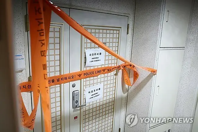 立ち入り禁止のテープが張られた父親の自宅＝２１日、ソウル（聯合ニュース）