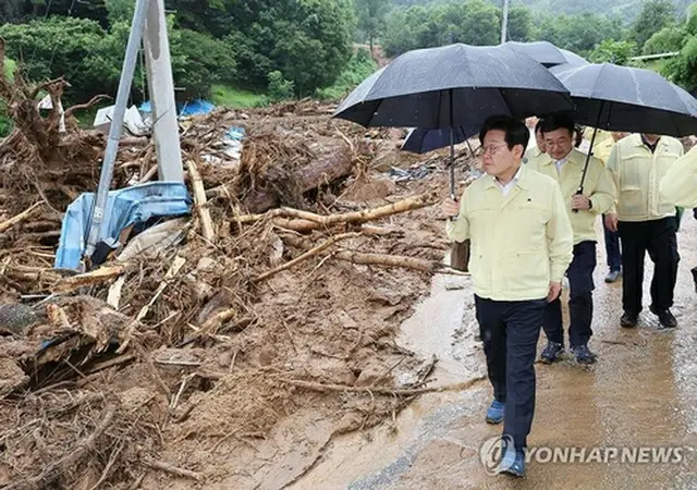 集中豪雨による土砂崩れで被害を受けた地域を訪れた李在明（イ・ジェミョン）大統領＝２１日、山清（聯合ニュース）