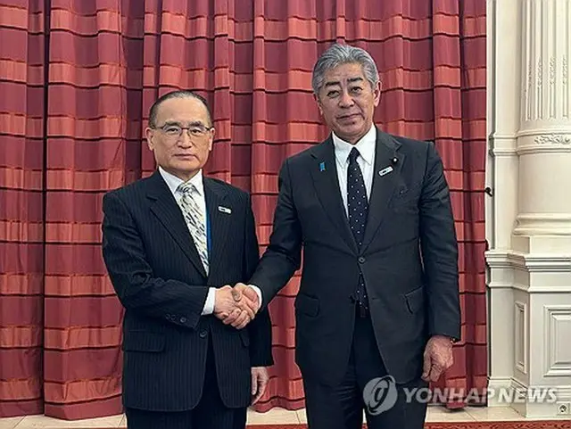 ６月２５日、北大西洋条約機構（ＮＡＴＯ）首脳会議に出席した岩屋毅外相（右）と握手を交わす魏聖洛（ウィ・ソンラク）国家安保室長（大統領室提供）＝（聯合ニュース）≪転載・転用禁止≫