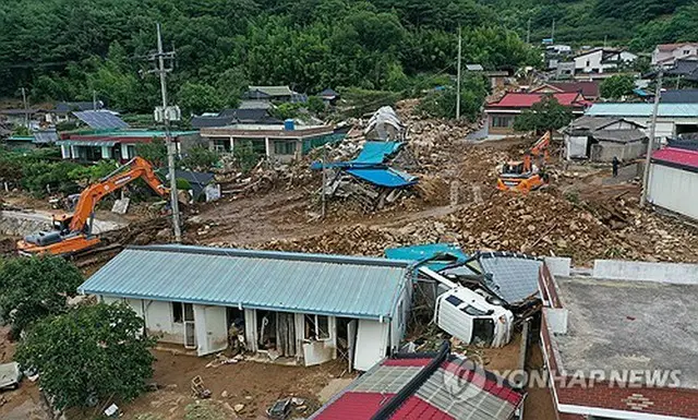 豪雨による土砂崩れが起こった慶尚南道山清郡＝２０日、山清（聯合ニュース）