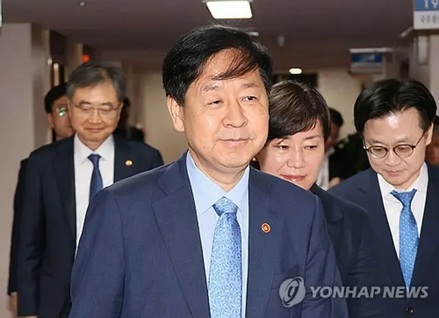 具潤哲・副首相兼企画財政部長官＝２２日、ソウル（聯合ニュース）