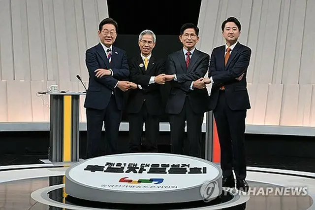 ５月２７日、テレビ討論会に出席した（左から）から李在明氏、権英国氏、金文洙、李俊錫氏＝（聯合ニュース）