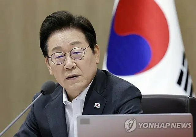 閣議で発言する李大統領＝２２日、ソウル（聯合ニュース）
