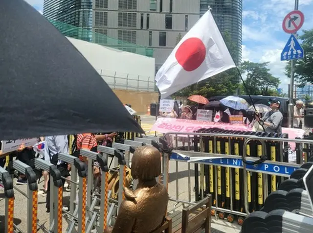 少女像の前で集会を開く保守系団体＝（聯合ニュース）