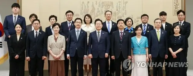任命状を手渡した後、新閣僚らと記念撮影する李大統領（前列中央）＝２３日、ソウル（聯合ニュース）
