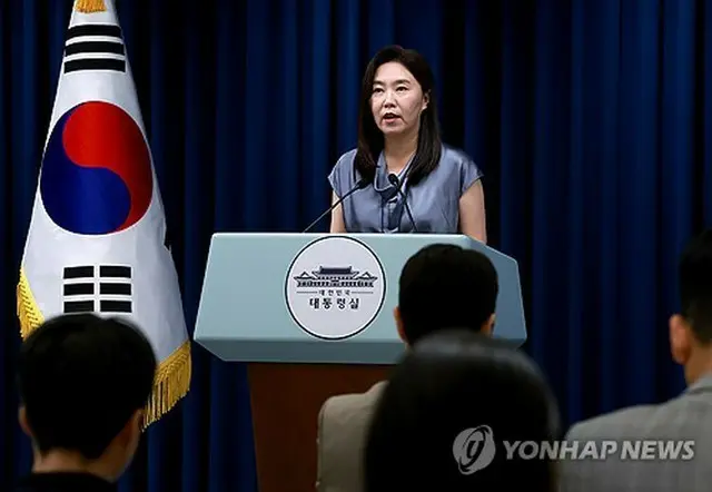 記者会見を行う大統領室の姜由楨報道官＝２３日、ソウル（聯合ニュース）