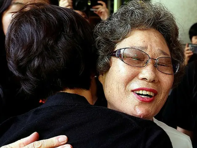 再審の初公判後、弁護士や支援者らと喜ぶチェさん＝２３日、釜山（聯合ニュース）