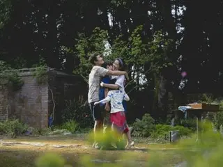 イ・ビョンホン&ソン・イェジンが夫婦役で共演の映画「仕方がない」、和やかな家族写真を公開