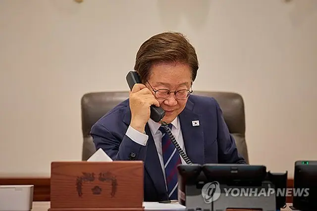 通話する李大統領（大統領室提供）＝（聯合ニュース）≪転載・転用禁止≫