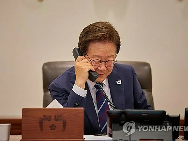 通話する李大統領（大統領室提供）＝（聯合ニュース）≪転載・転用禁止≫