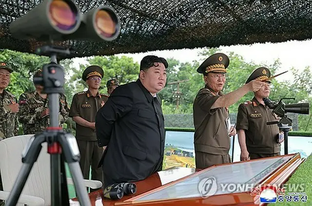 北朝鮮の朝鮮中央通信は２４日、金正恩氏が２３日に砲兵部隊による砲射撃訓練を視察したと報じた＝（朝鮮中央通信＝聯合ニュース）≪転載・転用禁止≫