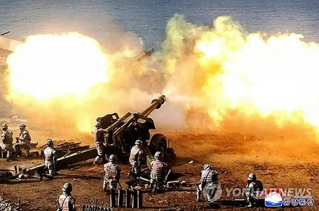 北朝鮮の朝鮮中央通信は２４日、金正恩氏が２３日に砲兵部隊による砲射撃訓練を視察したと報じた＝（朝鮮中央通信＝聯合ニュース）≪転載・転用禁止≫