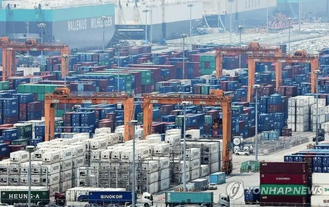 コンテナが並ぶソウル近郊の平沢港＝（聯合ニュース）