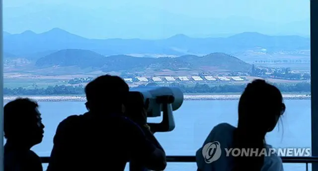 展望台から望遠鏡で北朝鮮側を見つめる人（資料写真）＝（聯合ニュース ）