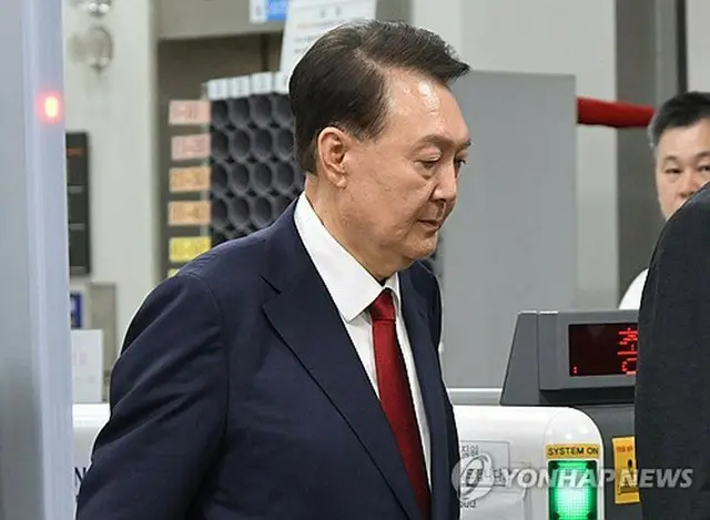今月９日、逮捕状発付の是非を判断する令状審査を終えてソウル中央地裁を出る尹氏（写真共同取材団）＝（聯合ニュース）