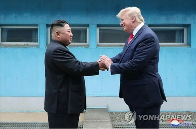 ２０１９年、板門店で握手を交わす金正恩氏（左）とトランプ米大統領＝（朝鮮中央通信＝聯合ニュース）≪転載・転用禁止≫