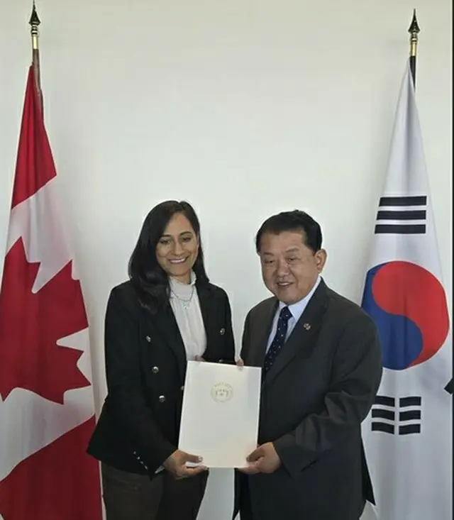 カナダのアナンド外相（左）に李大統領の親書を手渡す特使団（外交部提供）＝（聯合ニュース）≪転載・転用禁止≫