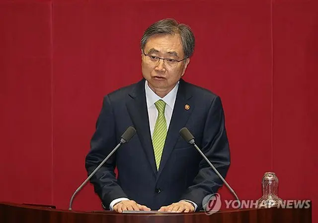 国会本会議で発言する趙顕・外交部長官＝２３日、ソウル（聯合ニュース）
