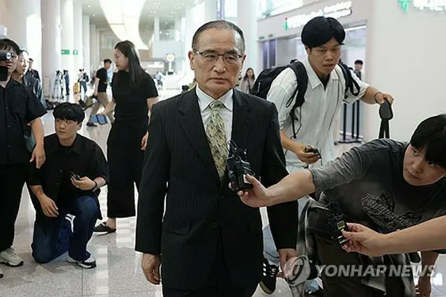 仁川空港で報道陣の質問に答える魏氏＝２４日、仁川（聯合ニュース）