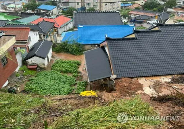 大雨の被害を受けた住宅（霊光消防署提供）＝（聯合ニュース）≪転載・転用禁止≫