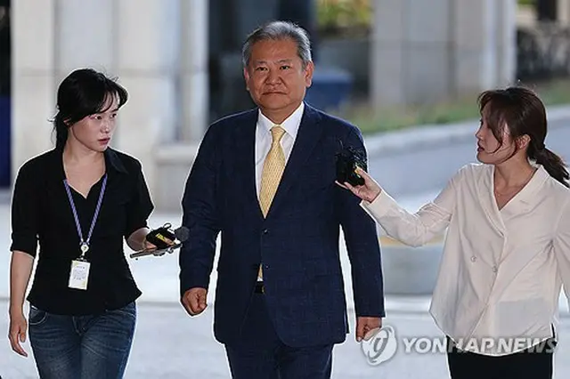 特別検察官の取り調べを受けるため、ソウル高等検察庁に入る李祥敏・前行政安全部長官＝２５日、ソウル（聯合ニュース）