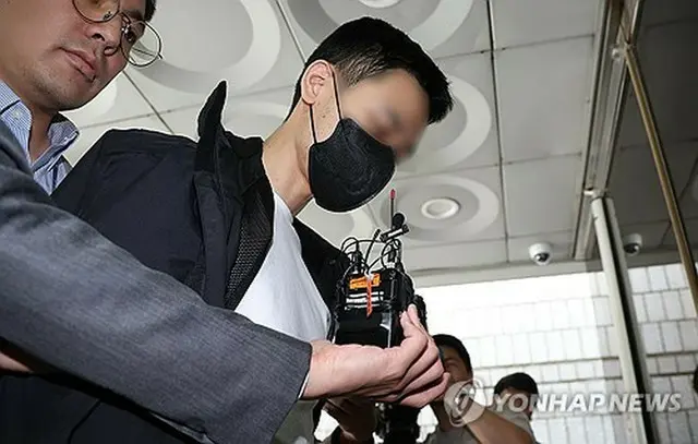 昨年５月、逮捕状発付の是非を判断する令状審査に出席する被告＝（聯合ニュース）