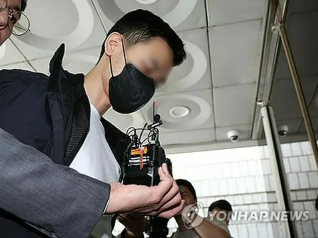 昨年５月、逮捕状発付の是非を判断する令状審査に出席する被告＝（聯合ニュース）