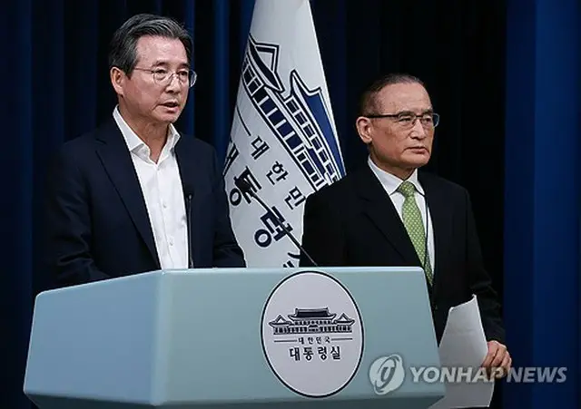 韓米関税交渉について説明する大統領室の金容範（キム・ヨンボム）政策室長＝２５日、ソウル（聯合ニュース）