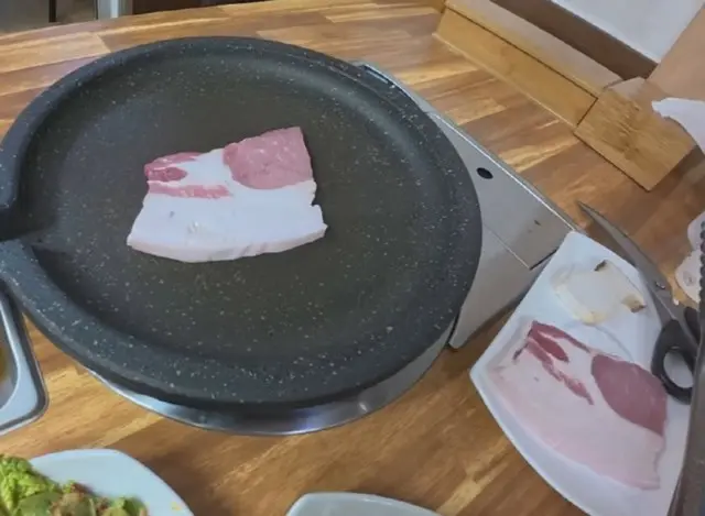 19日にユーチューブにアップロードされた鬱陵島のある焼肉店の豚肉