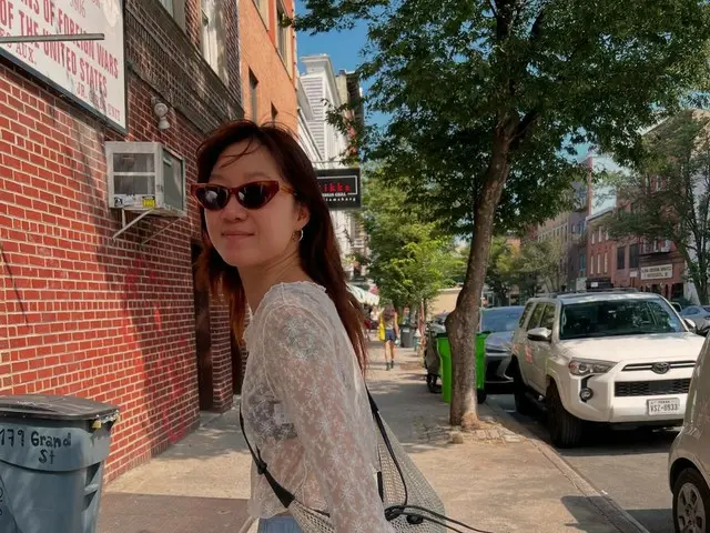 女優コン・ヒョジン、夫ケビン・オーと米ニューヨーク新婚の日常…シースルールックでも「本当に暑い」