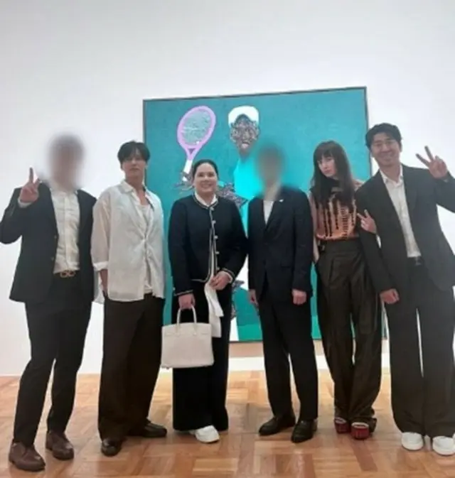 俳優ウォンビン、イ・ナヨン夫妻の外部活動中に一緒に撮った写真が公開され、連日話題となっている。