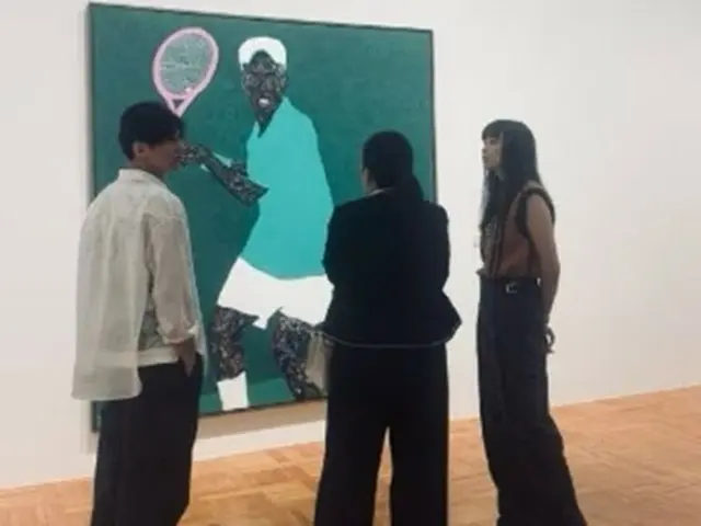 俳優ウォンビン、イ・ナヨン夫妻の外部活動中に一緒に撮った写真が公開され、連日話題となっている。
