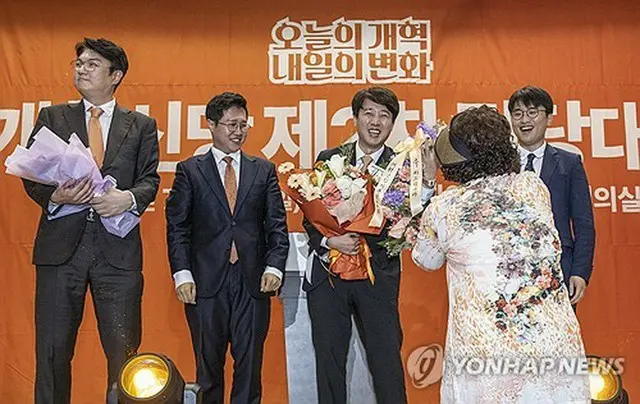 改革新党の代表に選ばれた李氏（左から３人目）＝２７日、ソウル（聯合ニュース）