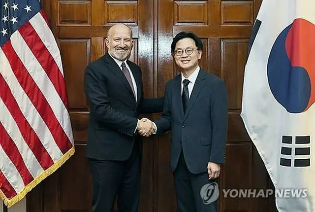 ２４日（米東部時間）に米ワシントンで会合を開いた韓国の金正官（キム・ジョングァン）産業通商資源部長官（右）とラトニック米商務長官（産業通商資源部提供）＝（聯合ニュース）≪転載・転用禁止≫